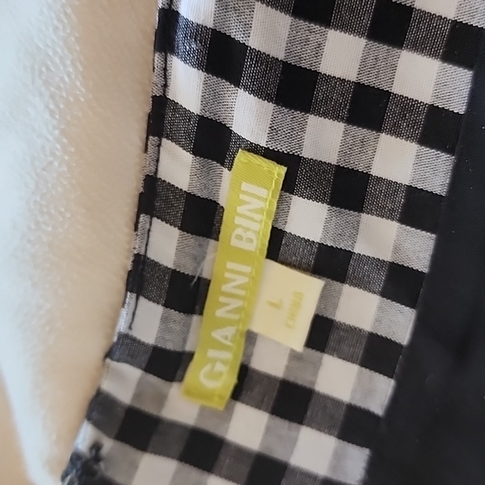 Cute blank and white checked Gianni Bini skirt size large.  Lined